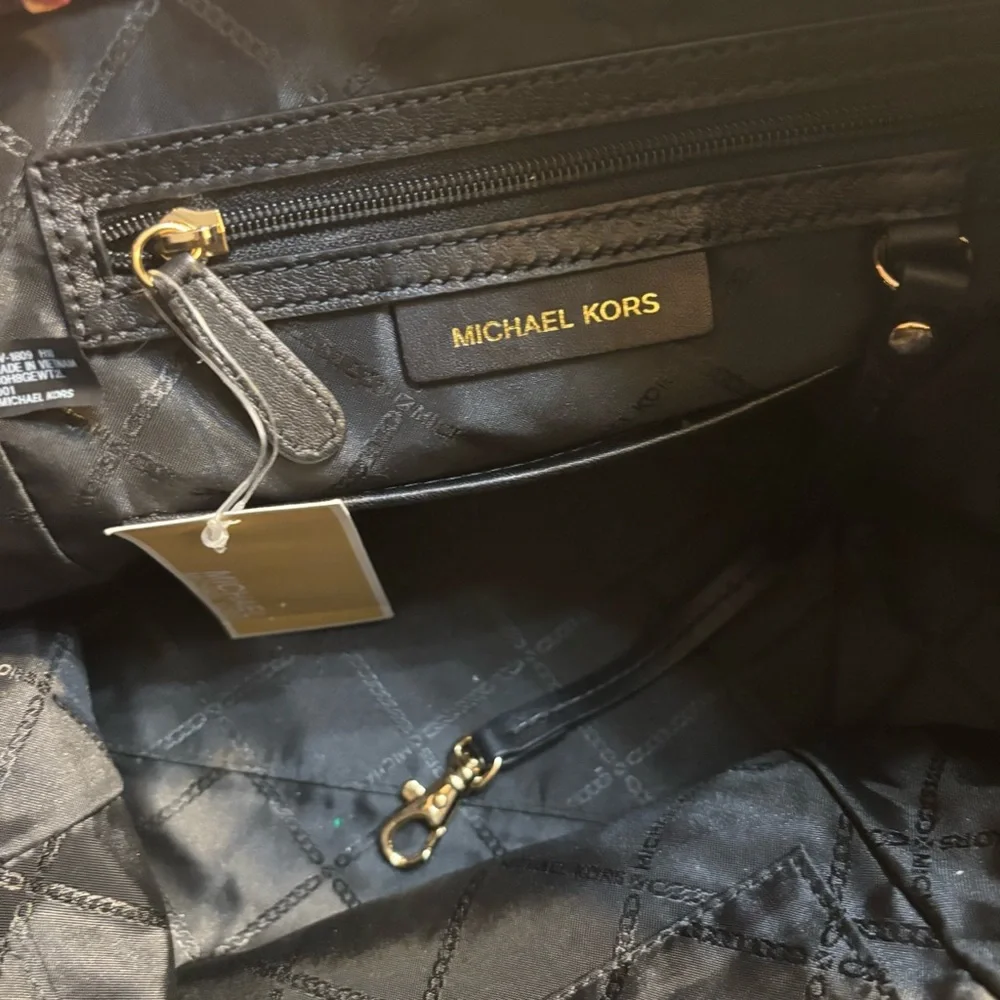 NWT Michael Kors Amelia Tote Black Luxe Leather Medium Top-Zip Crossbody FLAWED